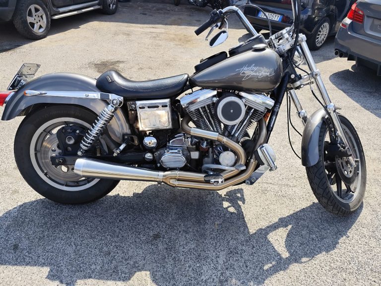 Harley-Davidson Dyna grigia vista di fianco