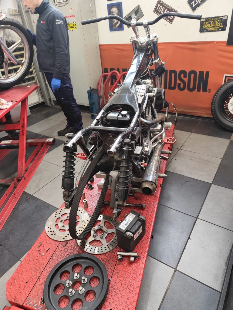 Telaio smontato sul ponte, nel reparto moto dell&rsquo;officina