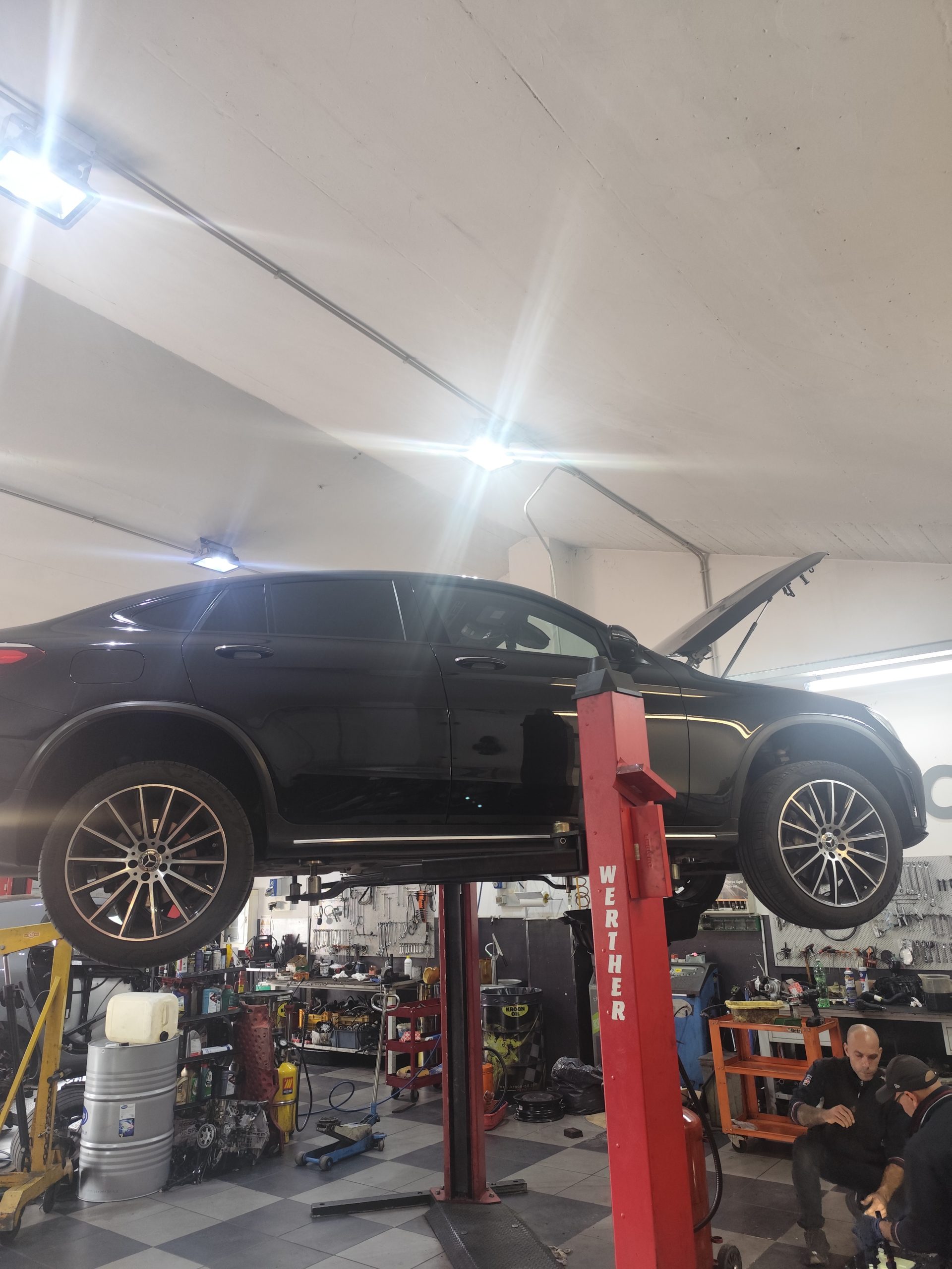 Vettura sul ponte nel reparto auto