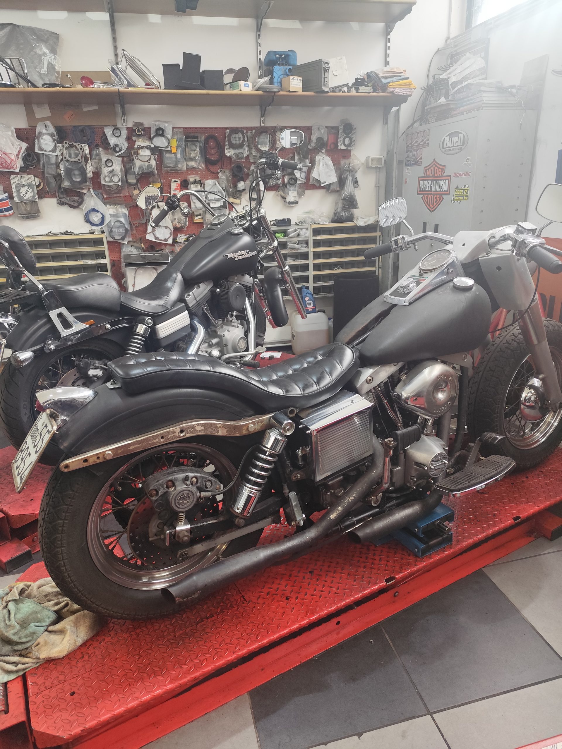 Moto custom sul ponte dell&rsquo;officina