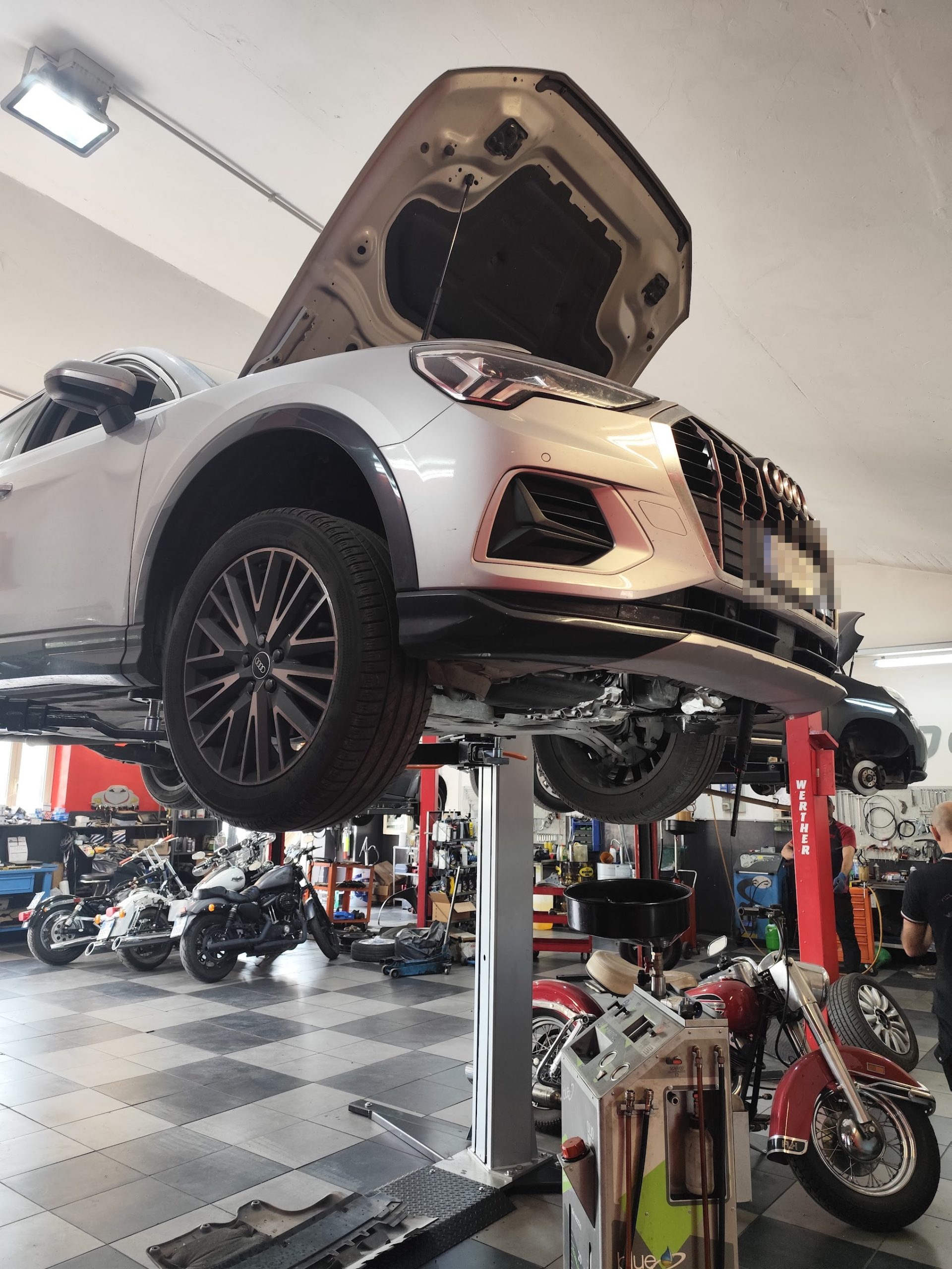 L&rsquo;officina, con il reparto auto e il reparto moto